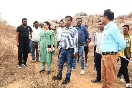 किसानों की समस्या सुन, तालाब निरीक्षण करने पैदल गए कलेक्टर डॉ संजय कन्नौजे किसानों की समस्या सुन, तालाब निरीक्षण करने पैदल गए कलेक्टर डॉ संजय कन्नौजे