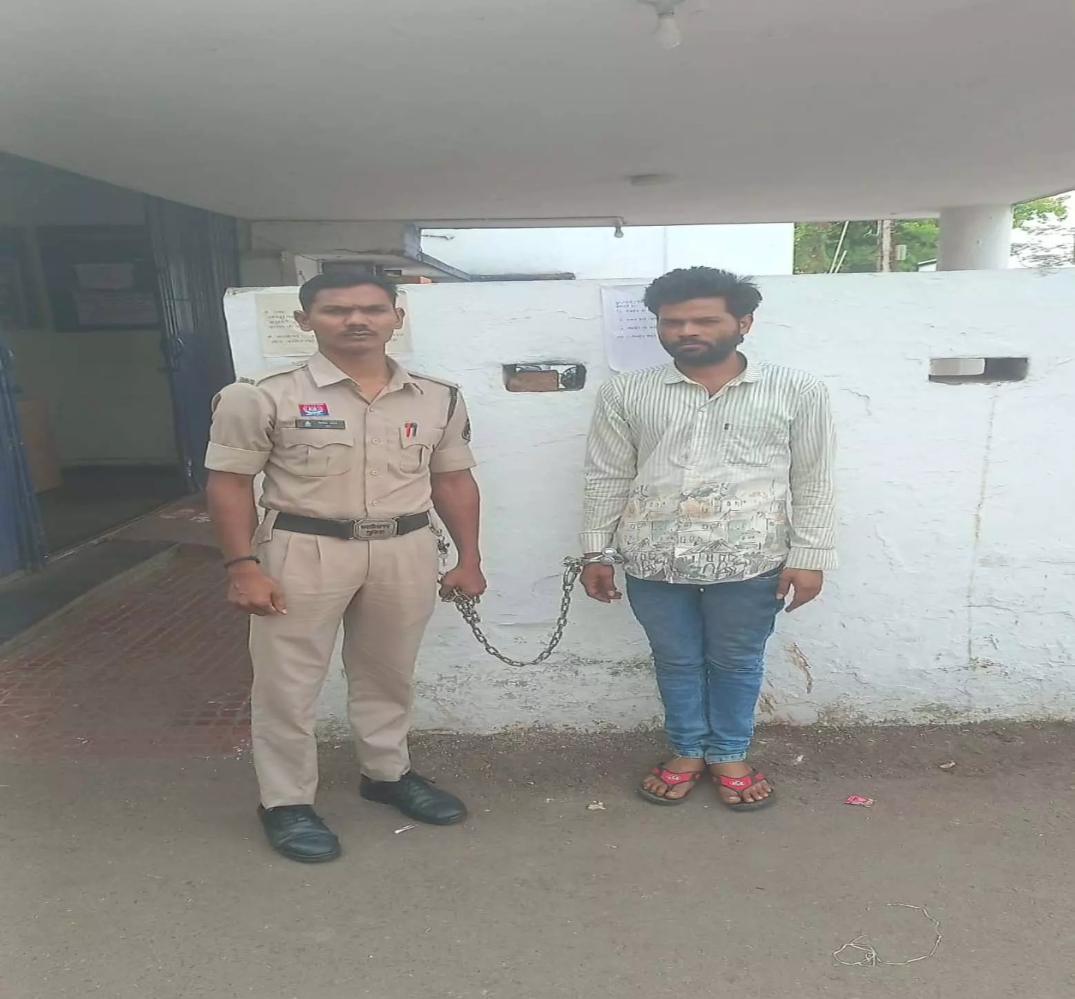 गुढ़ियारी पुलिस ने दहेज हत्या के फरार आरोपी को गिरफ्तार कर जेल भेजा गुढ़ियारी पुलिस ने दहेज हत्या के फरार आरोपी को गिरफ्तार कर जेल भेजा