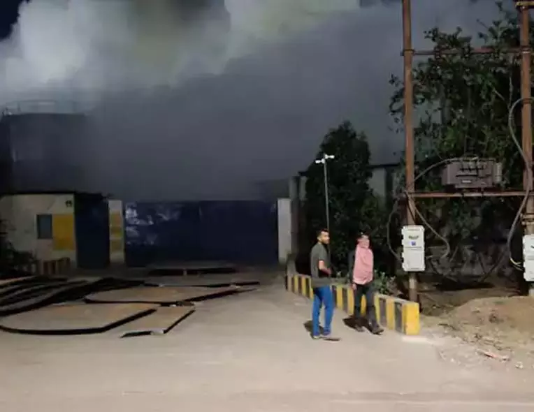 इंजीनियरिंग पार्क फैक्ट्री में केमिकल रिसाव, आसपास के लोगों में सांस लेने की दिक्कत इंजीनियरिंग पार्क फैक्ट्री में केमिकल रिसाव, आसपास के लोगों में सांस लेने की दिक्कत