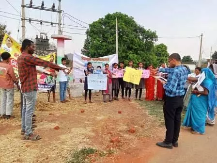 कुबेरपुर में युवोदय स्वयंसेवकों की जागरूकता रैली से गूंजा बाल विवाह मुक्त छत्तीसगढ़ का संकल्प कुबेरपुर में युवोदय स्वयंसेवकों की जागरूकता रैली से गूंजा बाल विवाह मुक्त छत्तीसगढ़ का संकल्प