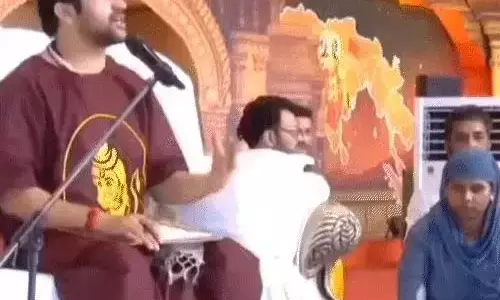 बागेश्वर बाबा ने बुजुर्ग को 1 लाख की आर्थिक मदद दिलाई, कोरबा में लगाया दिव्य दरबार बागेश्वर बाबा ने बुजुर्ग को 1 लाख की आर्थिक मदद दिलाई, कोरबा में लगाया दिव्य दरबार