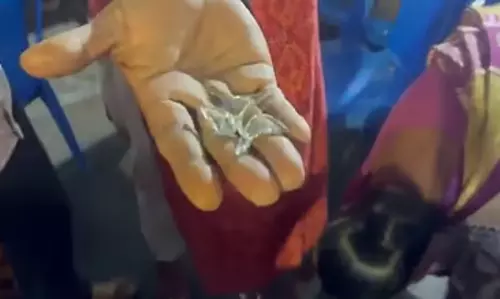 Thaweka में पब्लिक में शराब की बोतल गिरने से 2 लोगों से पूछताछ Thaweka में पब्लिक में शराब की बोतल गिरने से 2 लोगों से पूछताछ
