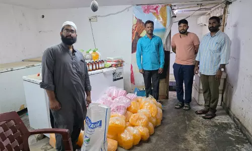 Hyderabad में आइसक्रीम पार्लर पर अस्वच्छ खाना बनाने के आरोप में छापा मारा गया
