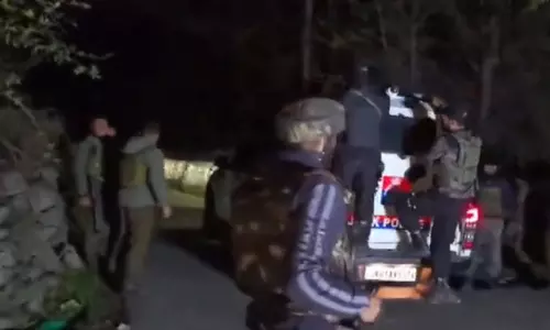 जम्मू-कश्मीर: गांदरबल में चल रही मुठभेड़ में सेना ने एक आतंकवादी को मार गिराया जम्मू-कश्मीर: गांदरबल में चल रही मुठभेड़ में सेना ने एक आतंकवादी को मार गिराया
