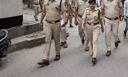Delhi पुलिस ने हनुमान जयंती जुलूस में 500 लोगों की लिमिट, हथियार दिखाने पर रोक लगाई