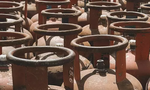 कटक में LPG की कालाबाजारी करने वाले रैकेट का भंडाफोड़, सिलेंडर जब्त कटक में LPG की कालाबाजारी करने वाले रैकेट का भंडाफोड़, सिलेंडर जब्त