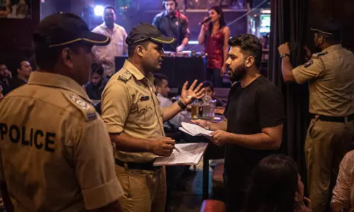Mumbai : पुलिस ने लाइसेंस तोड़ने पर चेंबूर बार और रेस्टोरेंट पर छापा मारा Mumbai : पुलिस ने लाइसेंस तोड़ने पर चेंबूर बार और रेस्टोरेंट पर छापा मारा