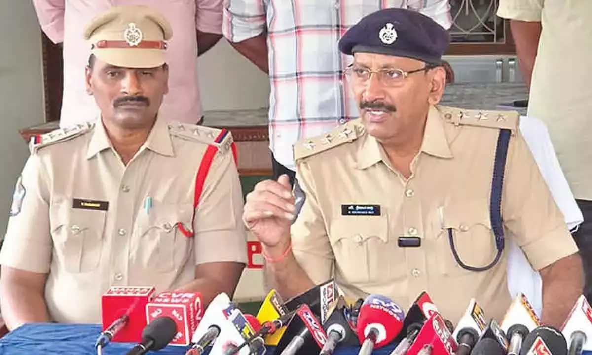 Andhra: 27 बाइक से गांजा जब्त, एक गिरफ्तार Andhra: 27 बाइक से गांजा जब्त, एक गिरफ्तार