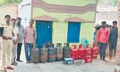 बेल्लारी में LPG तस्करी रैकेट का पर्दाफाश: 2,000 रुपये में बेचे जा रहे थे घरेलू सिलेंडर, 9 सिलेंडर जब्त बेल्लारी में LPG तस्करी रैकेट का पर्दाफाश: 2,000 रुपये में बेचे जा रहे थे घरेलू सिलेंडर, 9 सिलेंडर जब्त