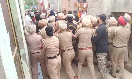 Mansa village में ‘ओवरडोज’ से मौत के बाद लोगों ने कथित ड्रग तस्कर का घर गिराने की कोशिश की Mansa village में ‘ओवरडोज’ से मौत के बाद लोगों ने कथित ड्रग तस्कर का घर गिराने की कोशिश की