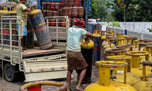 पश्चिम एशिया संकट: जेट ईंधन की कीमतें दोगुनी, कमर्शियल LPG सिलेंडर 195.50 रुपये महंगा पश्चिम एशिया संकट: जेट ईंधन की कीमतें दोगुनी, कमर्शियल LPG सिलेंडर 195.50 रुपये महंगा