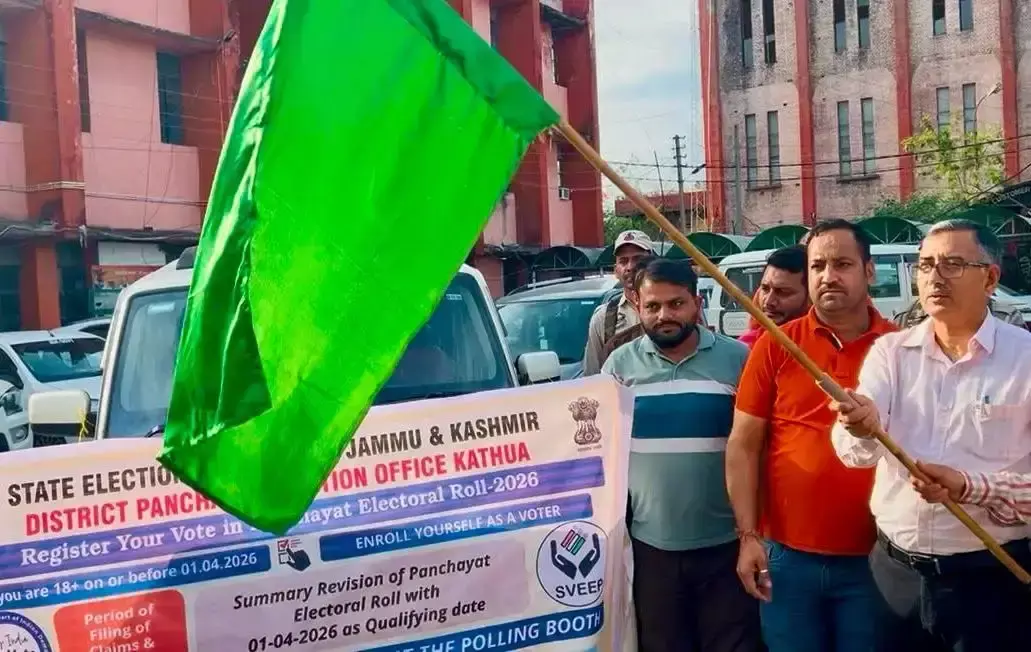 Kathua: पंचायत मतदाता सूची जागरूकता अभियान, स्वीप वैन ने शुरू किया सफर Kathua: पंचायत मतदाता सूची जागरूकता अभियान, स्वीप वैन ने शुरू किया सफर