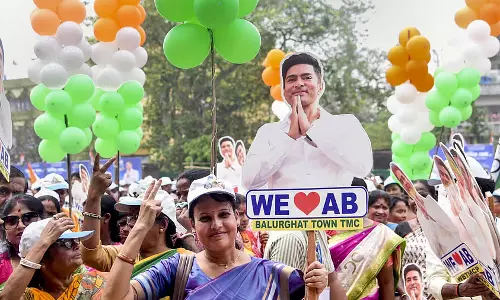 Bengal के चुनावी मौसम में, उम्मीदवार वोट मांगने के लिए बर्तन साफ़ कर रहे हैं, पकौड़े तल रहे हैं Bengal के चुनावी मौसम में, उम्मीदवार वोट मांगने के लिए बर्तन साफ़ कर रहे हैं, पकौड़े तल रहे हैं