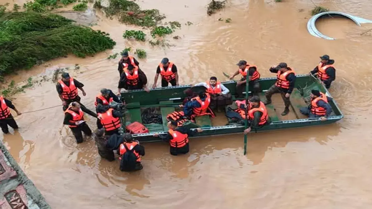 Baramulla: स्कूल हॉस्टल में फंसे 34 लोगों को सेना ने किया रेस्क्यू Baramulla: स्कूल हॉस्टल में फंसे 34 लोगों को सेना ने किया रेस्क्यू