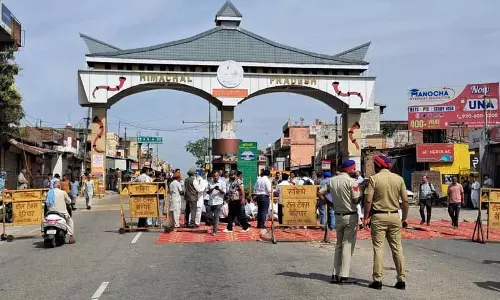 एंट्री टैक्स को लेकर प्रदर्शनकारियों ने Punjab बॉर्डर की मुख्य सड़कों को ब्लॉक कर दिया एंट्री टैक्स को लेकर प्रदर्शनकारियों ने Punjab बॉर्डर की मुख्य सड़कों को ब्लॉक कर दिया