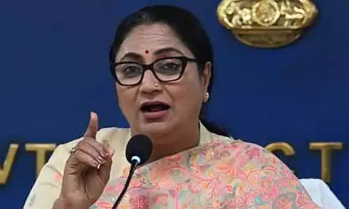 Delhi CM Gupta पिंक कार्ड पर महिलाओं और ट्रांसजेंडर्स के लिए फ़्री बस सफ़र पर कोई टाइम लिमिट नहीं Delhi CM Gupta पिंक कार्ड पर महिलाओं और ट्रांसजेंडर्स के लिए फ़्री बस सफ़र पर कोई टाइम लिमिट नहीं
