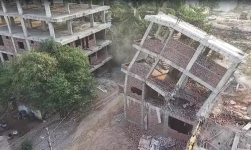 हाइड्रा ने अभियान चलाकर सरकारी जमीन पर बनी अवैध इमारतों को गिराया हाइड्रा ने अभियान चलाकर सरकारी जमीन पर बनी अवैध इमारतों को गिराया