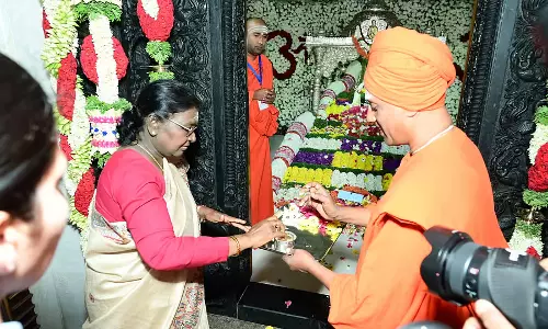 Karnataka : राष्ट्रपति द्रौपदी मुर्मू ने शिवकुमार स्वामीजी के मंदिर में पूजा-अर्चना की Karnataka : राष्ट्रपति द्रौपदी मुर्मू ने शिवकुमार स्वामीजी के मंदिर में पूजा-अर्चना की
