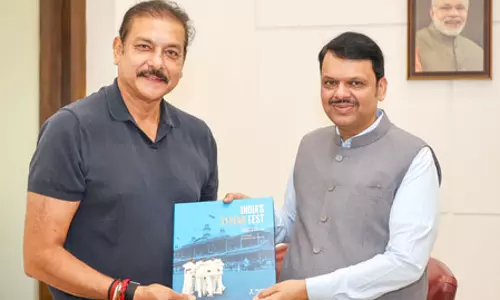 महाराष्ट्र के मुख्यमंत्री देवेंद्र फडणवीस ने रवि शास्त्री से की मुलाकात, पूर्व क्रिकेटर ने भेंट की किताब