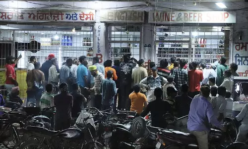 Jalandhar में शराब के शौकीनों ने डिस्काउंट पर शराब खरीदने के लिए दुकानों के बाहर लाइन लगाई