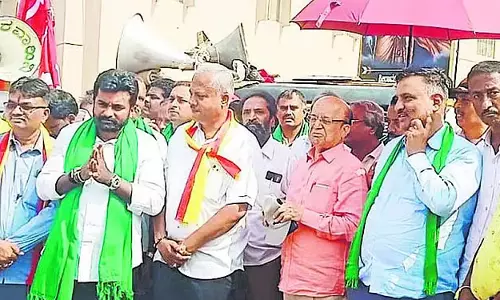 Doddaballapura : ज़मीन अधिग्रहण के विरोध में महिलाएं सड़कों पर उतरीं Doddaballapura : ज़मीन अधिग्रहण के विरोध में महिलाएं सड़कों पर उतरीं