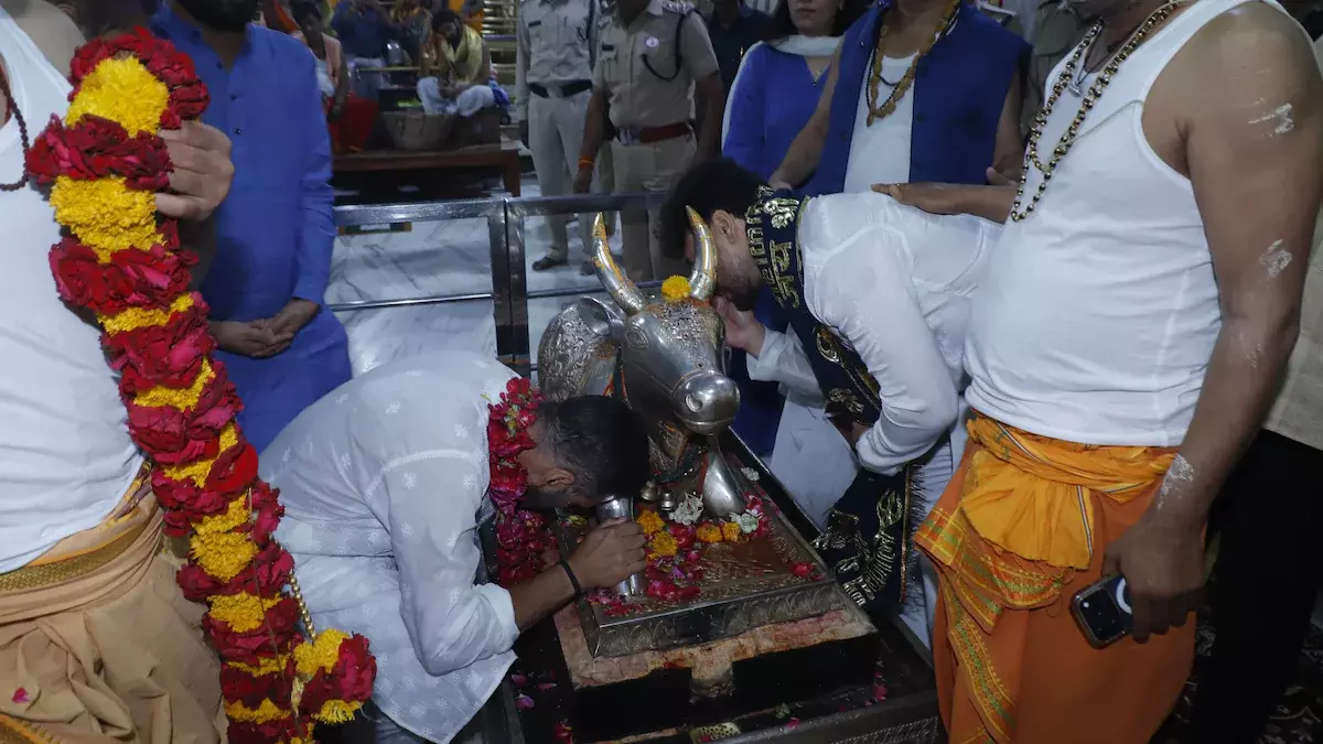 Ujjain: महाकाल मंदिर पहुंचे अक्षय-टाइगर, डिंपल कपाड़िया भी रहीं साथ Ujjain: महाकाल मंदिर पहुंचे अक्षय-टाइगर, डिंपल कपाड़िया भी रहीं साथ