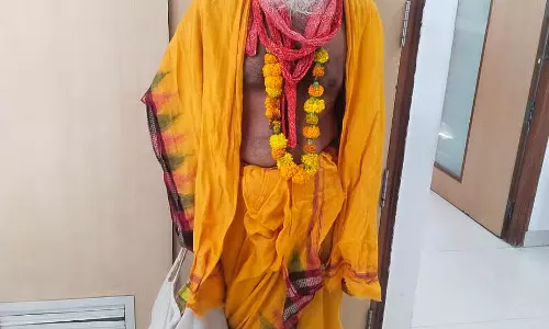 Karnataka : खुद को भगवान बताने वाले को कूरियर से जादू-टोना वाला पार्सल भेजने के आरोप में गिरफ्तार Karnataka : खुद को भगवान बताने वाले को कूरियर से जादू-टोना वाला पार्सल भेजने के आरोप में गिरफ्तार