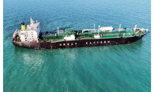 QatarEnergy ने ईंधन टैंकर पर मिसाइल हमले की पुष्टि की, चालक दल सुरक्षित बताया गया