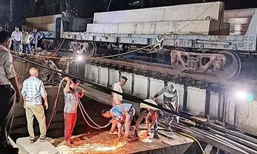 Mumbai : वेस्टर्न रेलवे ने कांदिवली और बोरीवली के बीच 129 साल पुराने पुल को मॉडर्न स्ट्रक्चर से बदला Mumbai : वेस्टर्न रेलवे ने कांदिवली और बोरीवली के बीच 129 साल पुराने पुल को मॉडर्न स्ट्रक्चर से बदला