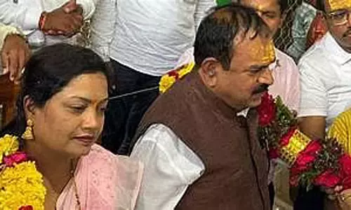 Nashik : शिरडी ज़मीन धोखाधड़ी मामले में भरत की पत्नी फरार, बेटा हिरासत में लिया गया Nashik : शिरडी ज़मीन धोखाधड़ी मामले में भरत की पत्नी फरार, बेटा हिरासत में लिया गया