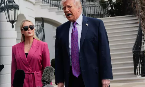 Trump ने प्रेस सेक्रेटरी पर मज़ाक किया Trump ने प्रेस सेक्रेटरी पर मज़ाक किया