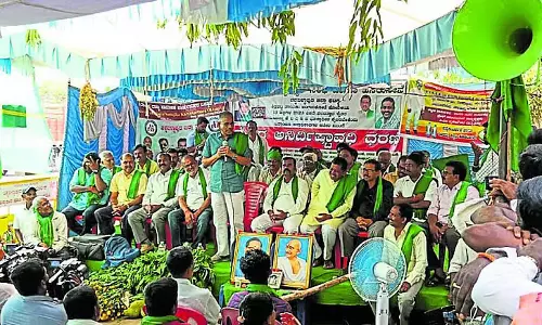 Jangamkot भूमि अधिग्रहण का विरोध: किसानों का विरोध 16वें दिन भी जारी Jangamkot भूमि अधिग्रहण का विरोध: किसानों का विरोध 16वें दिन भी जारी