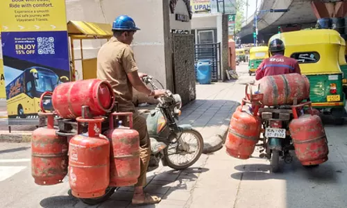 वैश्विक कीमतों में उछाल के बावजूद घरेलू एलपीजी, पेट्रोल और डीजल की कीमतें नहीं बढ़ी: सरकार वैश्विक कीमतों में उछाल के बावजूद घरेलू एलपीजी, पेट्रोल और डीजल की कीमतें नहीं बढ़ी: सरकार