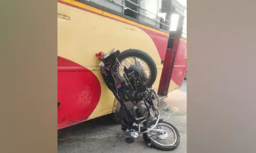 Kerala : युवक घायल उसकी बाइक एक बस से टकरा गई, लापरवाही से स्टैंड में घुस गई