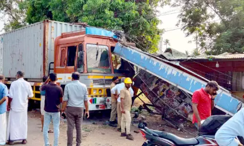 Kerala : लॉरी बस वेटिंग एरिया में टकरा गई Kerala : लॉरी बस वेटिंग एरिया में टकरा गई