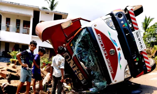 Kerala : बोरवेल लॉरी पलटने से छह मज़दूर घायल Kerala : बोरवेल लॉरी पलटने से छह मज़दूर घायल