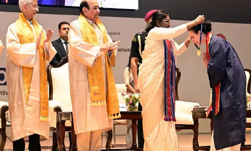 राष्ट्रपति Murmu ने नालंदा विश्वविद्यालय के दीक्षांत समारोह को संबोधित किया। राष्ट्रपति Murmu ने नालंदा विश्वविद्यालय के दीक्षांत समारोह को संबोधित किया।