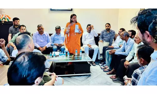 Rekha ने बूथ लेवल आउटरीच का रिव्यू किया, ज़मीनी स्तर पर मज़बूत तालमेल की अपील की Rekha ने बूथ लेवल आउटरीच का रिव्यू किया, ज़मीनी स्तर पर मज़बूत तालमेल की अपील की
