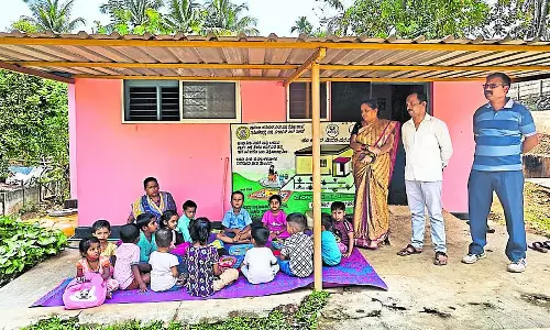 Karnataka : छोटे बच्चे शेड के नीचे पसीना बहा रहे हैं