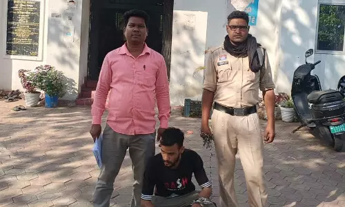 सेल्स गर्ल के साथ छेड़छाड़, एक गिरफ्तार, दूसरा फरार सेल्स गर्ल के साथ छेड़छाड़, एक गिरफ्तार, दूसरा फरार