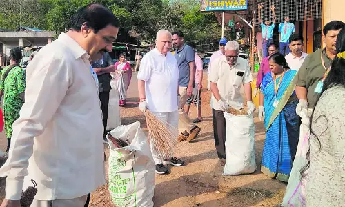 सफ़ाई अभियान: MLA देशपांडे ने सुबह-सुबह झाड़ू उठाई सफ़ाई अभियान: MLA देशपांडे ने सुबह-सुबह झाड़ू उठाई