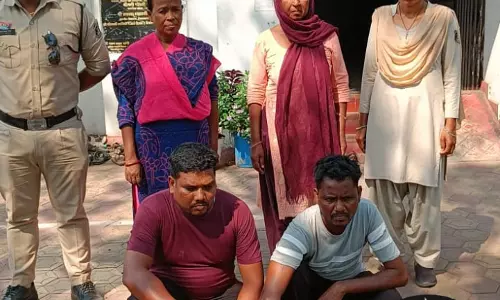 महिला सटोरिए समेत 4 गिरफ्तार, स्कूल के पास लिख रहे थे सट्टा महिला सटोरिए समेत 4 गिरफ्तार, स्कूल के पास लिख रहे थे सट्टा
