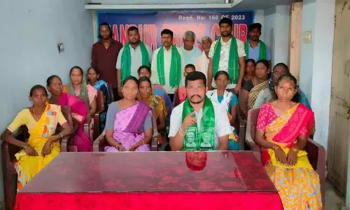 Mancherial में आदिवासी महिलाओं ने तहसीलदार ज्योत्सना से माफी की मांग की Mancherial में आदिवासी महिलाओं ने तहसीलदार ज्योत्सना से माफी की मांग की