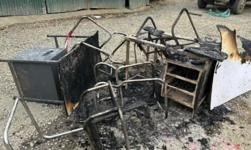 Manipur : अज्ञात बदमाशों ने चुराचांदपुर जिला परिषद कार्यालय में तोड़फोड़ और आग लगा दी