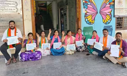 BRS और भाजपा पार्षदों ने नगर निगम अधिकारियों के व्यवहार के खिलाफ प्रदर्शन किया