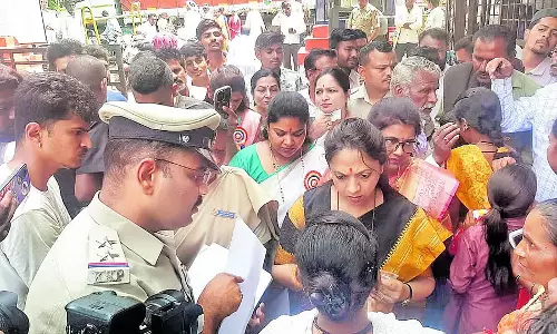 Karnataka: राज्य महिला आयोग की अध्यक्ष नागलक्ष्मी ने अथानी सरकारी अस्पताल का दौरा किया Karnataka: राज्य महिला आयोग की अध्यक्ष नागलक्ष्मी ने अथानी सरकारी अस्पताल का दौरा किया