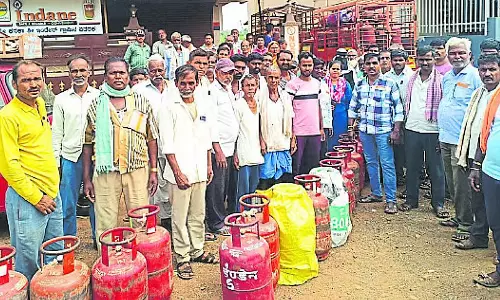 Karnataka : रसोई गैस की आपूर्ति की मांग को लेकर विरोध प्रदर्शन Karnataka : रसोई गैस की आपूर्ति की मांग को लेकर विरोध प्रदर्शन