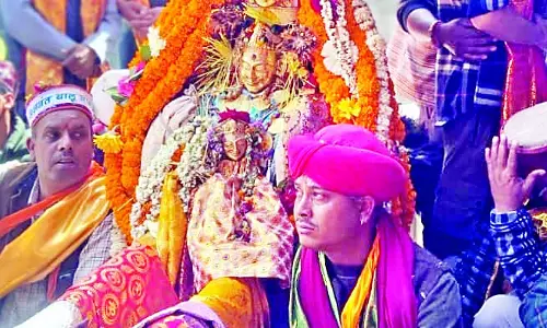 गड्ढे में फंस गई बस, डेढ़ घंटे तक लगा जाम गड्ढे में फंस गई बस, डेढ़ घंटे तक लगा जाम