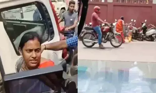 Orissa High Court के पास महिला ने गाड़ियों में आग लगाई, वीडियो वायरल Orissa High Court के पास महिला ने गाड़ियों में आग लगाई, वीडियो वायरल
