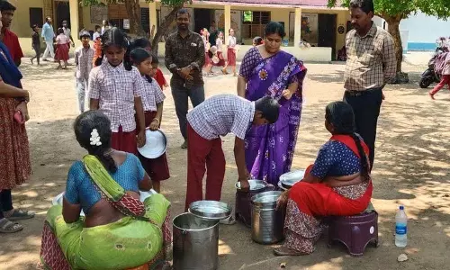 छात्रों को मेनू के अनुसार भोजन दिया जाना चाहिए: DEO Nagamani छात्रों को मेनू के अनुसार भोजन दिया जाना चाहिए: DEO Nagamani